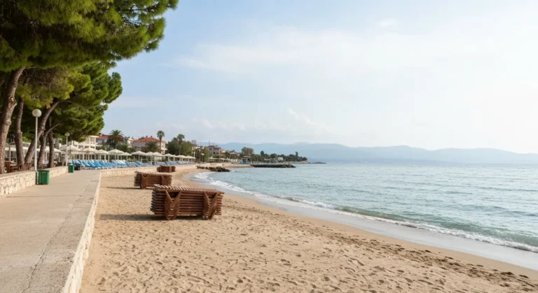 Pusta majowa plaża i promenada w Golem koło Durres nad chłodnym Adriatykiem