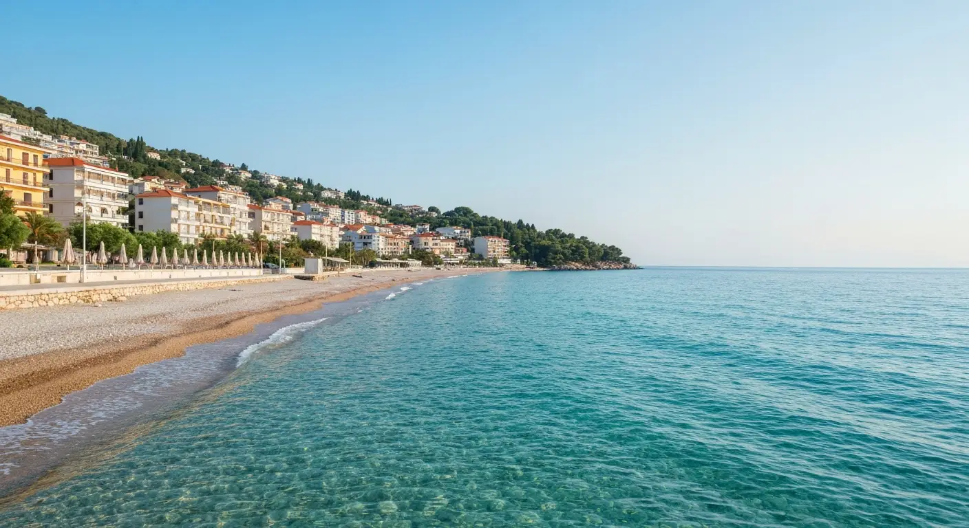 Spokojna wrześniowa plaża i promenada w Sarandzie nad ciepłym Morzem Jońskim