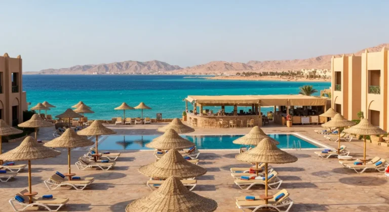 Basen, leżaki i parasole w egipskim hotelu all inclusive nad Morzem Czerwonym
