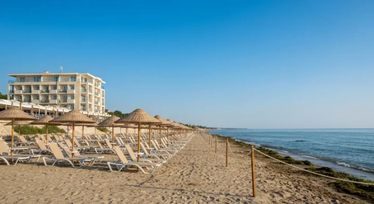 Hotelowa strefa leżaków na plaży nad Morzem Czarnym w Bułgarii