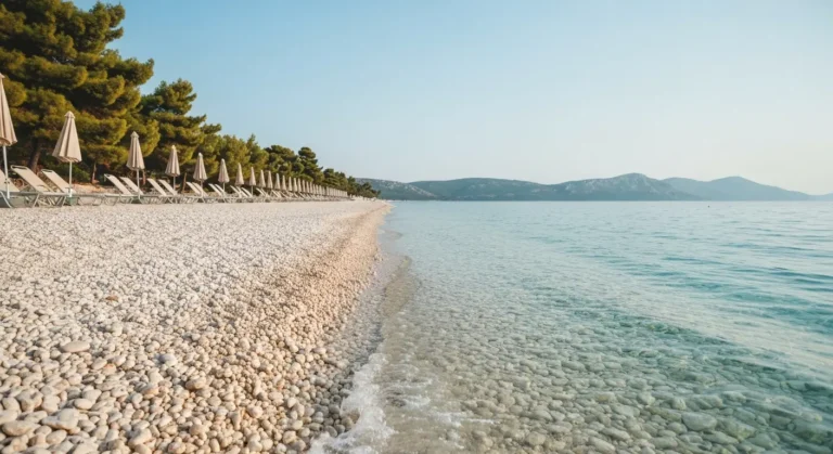 Spokojna żwirowa plaża w Breli nad ciepłym Adriatykiem we wrześniu
