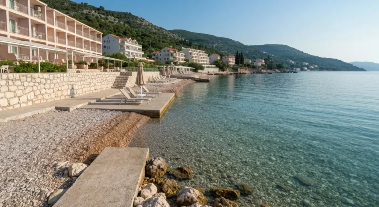 Żwirowa plaża hotelowa w Bečići z leżakami, kamieniami i dojściem do Adriatyku