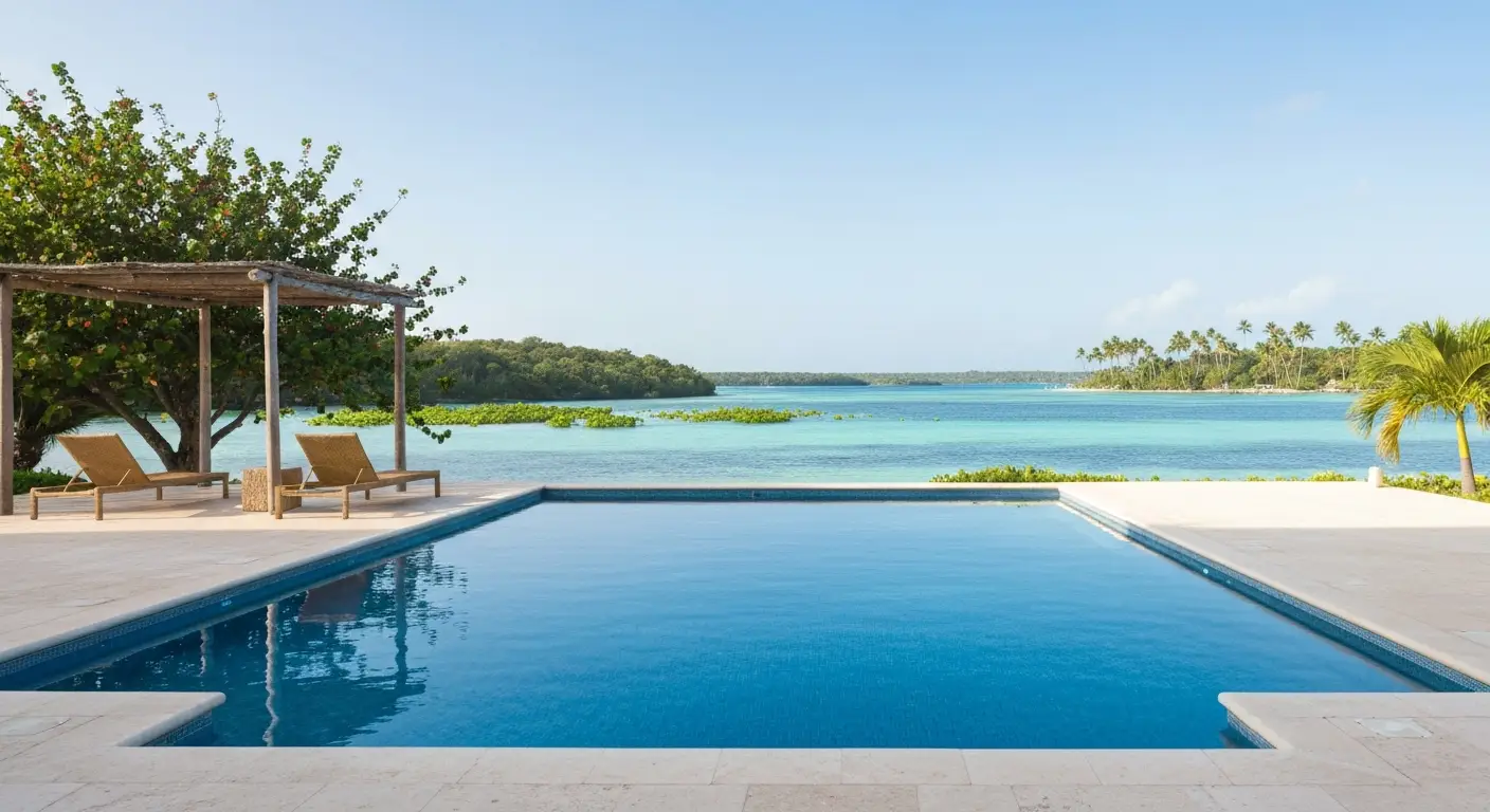 Spokojny basen adults only przy karaibskiej zatoce w Bayahibe na Dominikanie