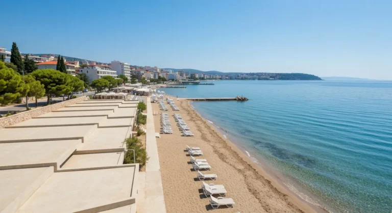 Piaszczysta plaża i hotelowa zabudowa między Durrës a Golem nad Adriatykiem
