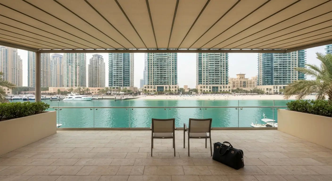Puste miejsca na tarasie przy Dubai Marina z jachtami, plażą JBR i wieżowcami w tle